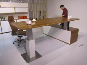 письменный стол переменной высоты