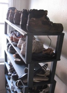 Стеллаж с обувью можно расположить у стены